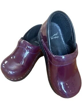 DANSKO Girl’s Purple Patent Clogs Size 27 fits girls size 10/10.5